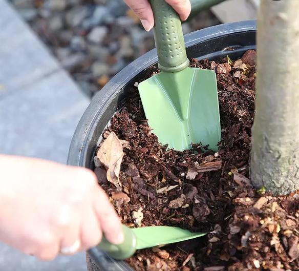酸性水浇花改善土壤板结,用什么水浇花土壤不会板结