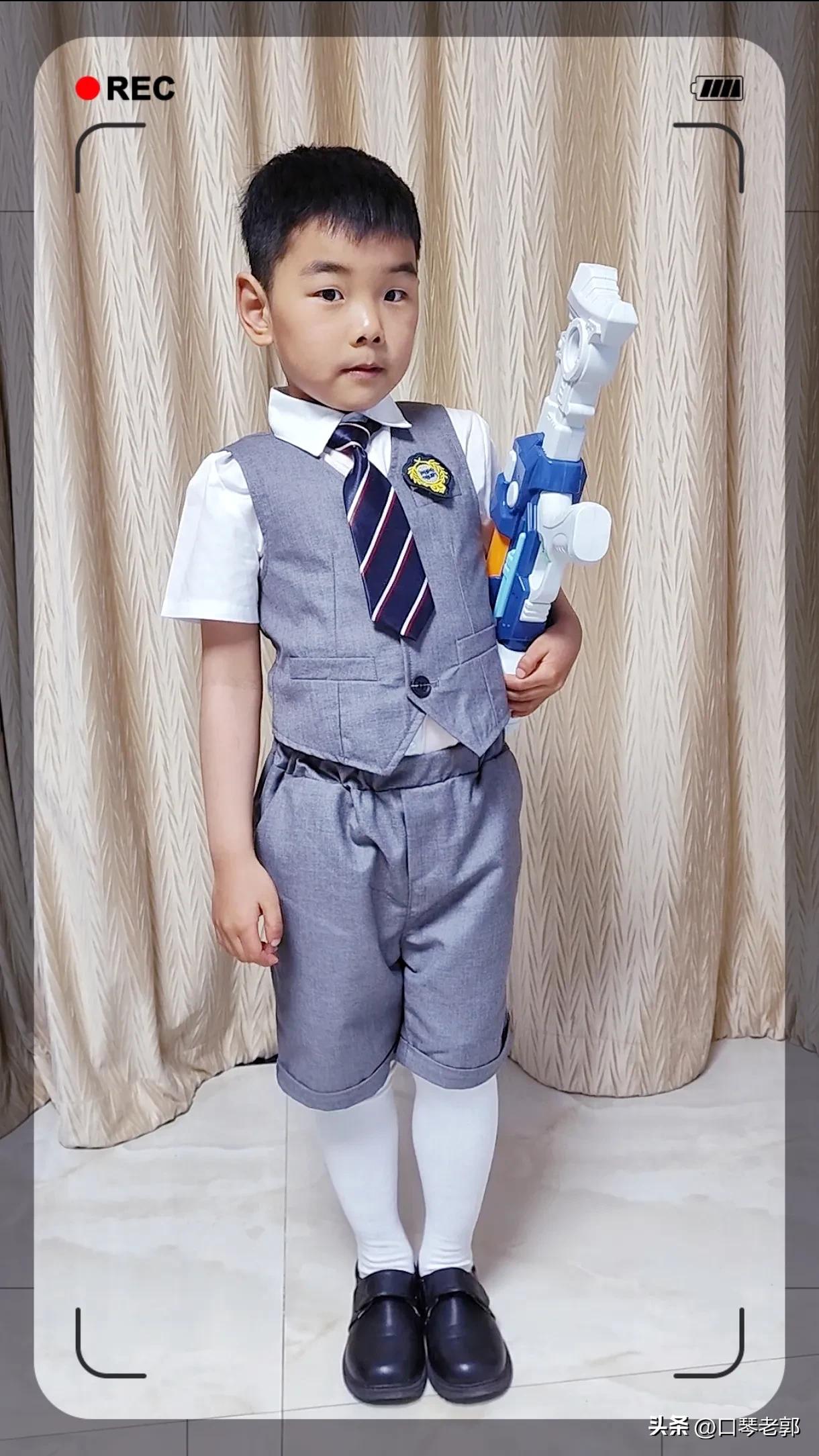 小朋友的室内毕业照,单人毕业照小学生