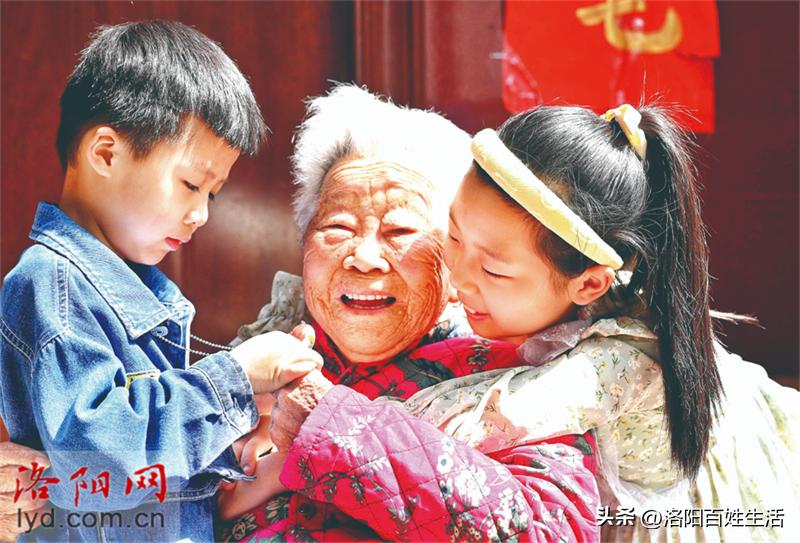 看看洛阳这位寿星“阳光奶奶”郑凤英:百岁高龄笑脸盈盈
