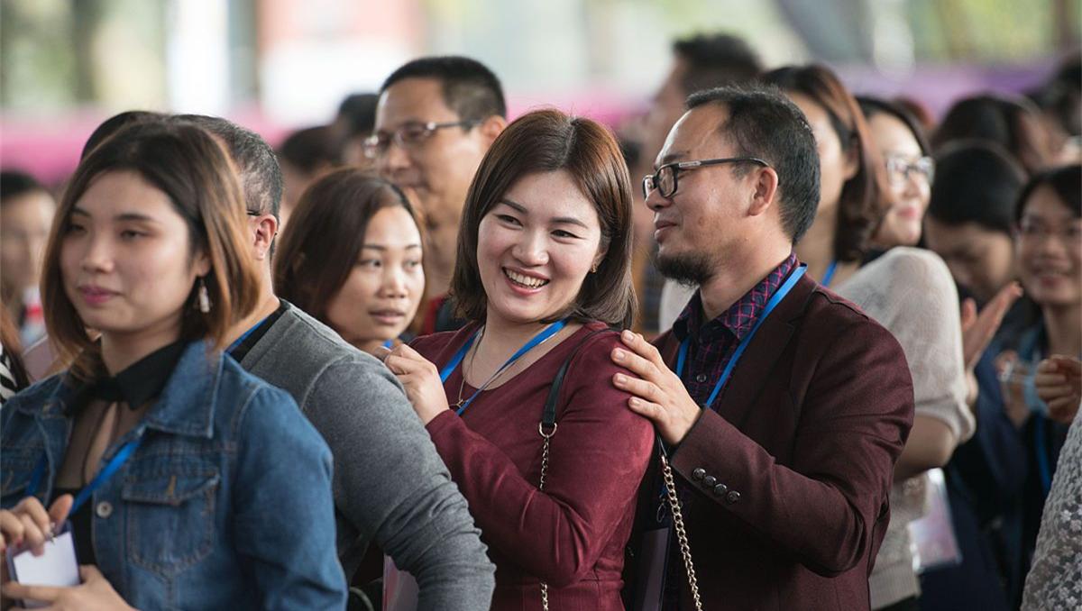 新婚第一天给婆婆洗脚后离婚,丈夫给坐月子妻子擦身体