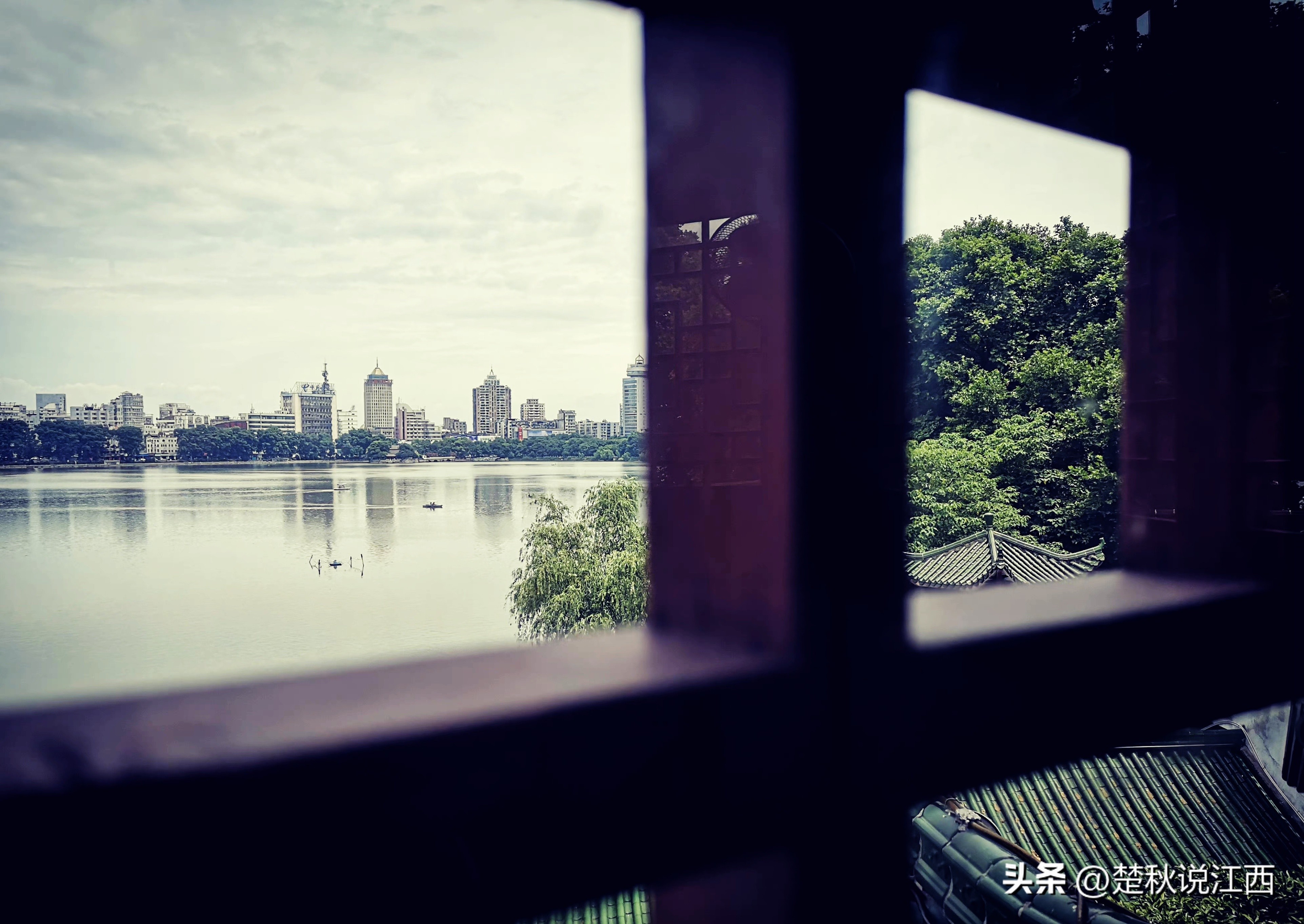 甘棠湖上“娘娘庙”，是为闹市中的一方净土，风光旖旎，四季浪漫