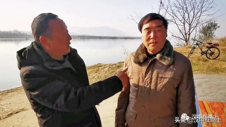 冬泳爱好者低温中畅游泳,冬泳爱好者激情畅游越冷越泳