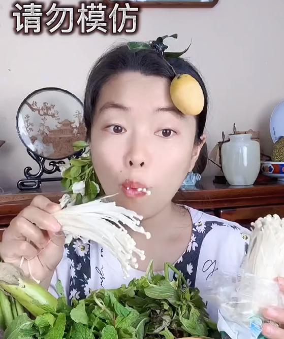 金针菇女孩吃金针菇原视频,网红吃超辣金针菇