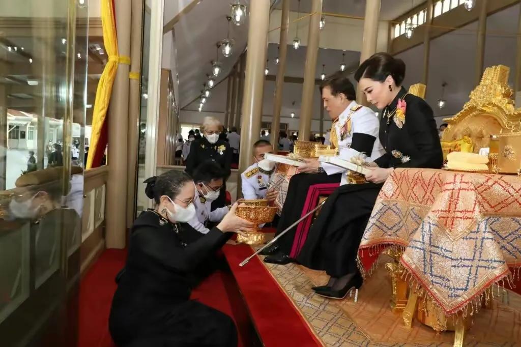 泰国王后苏提达便服,泰国国王玛哈封苏提达为王后仪式