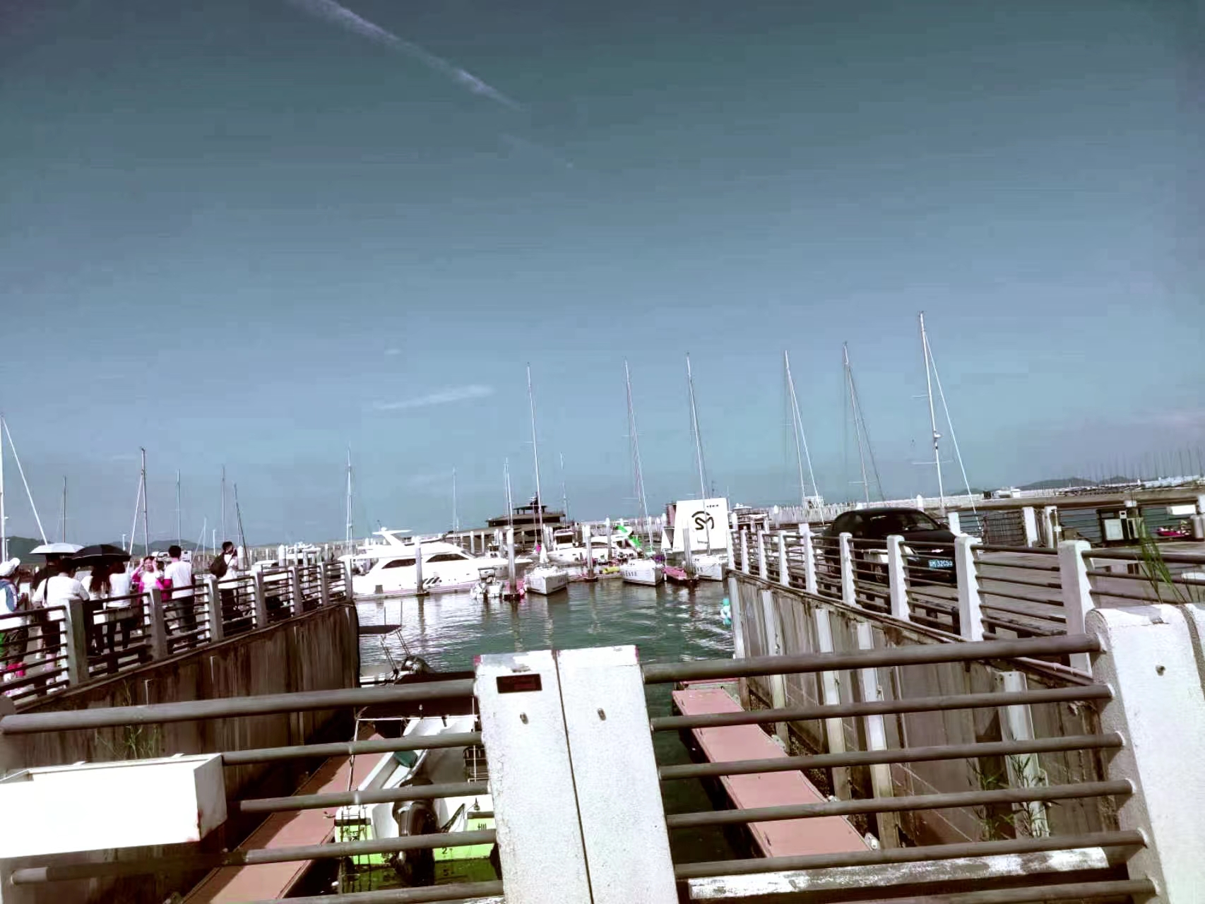 右手端啤，就着海风，喝到微醺