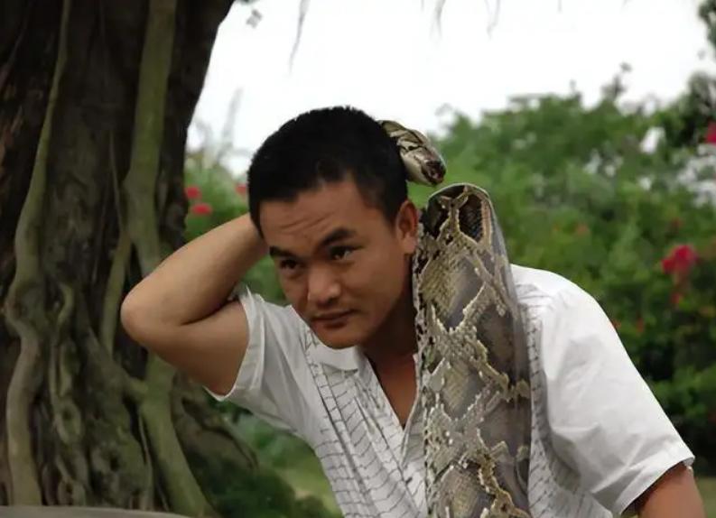 巨蟒报恩当保姆,96年海南巨蟒