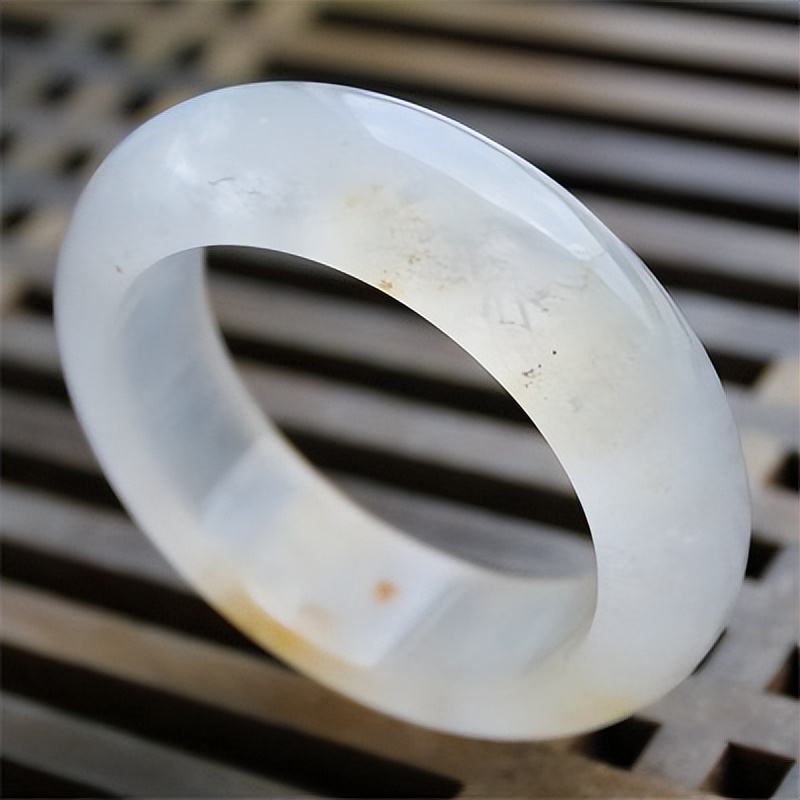 和田白玉泛黄还是泛青好,佩戴和田白玉对身体有什么好处