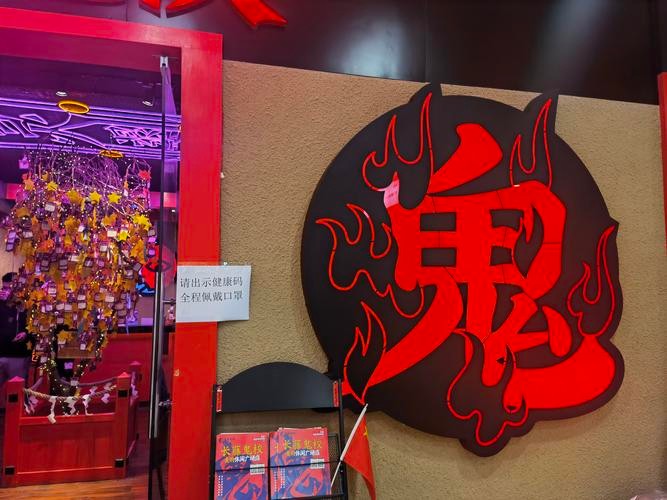 鬼屋女玩家把npc给吓到,鬼屋女npc被玩家扛走