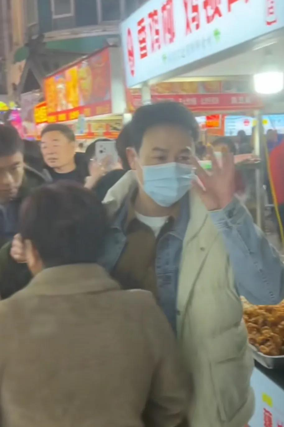 网友横店夜市偶遇张颂文,张颂文逛夜市被粉丝围堵