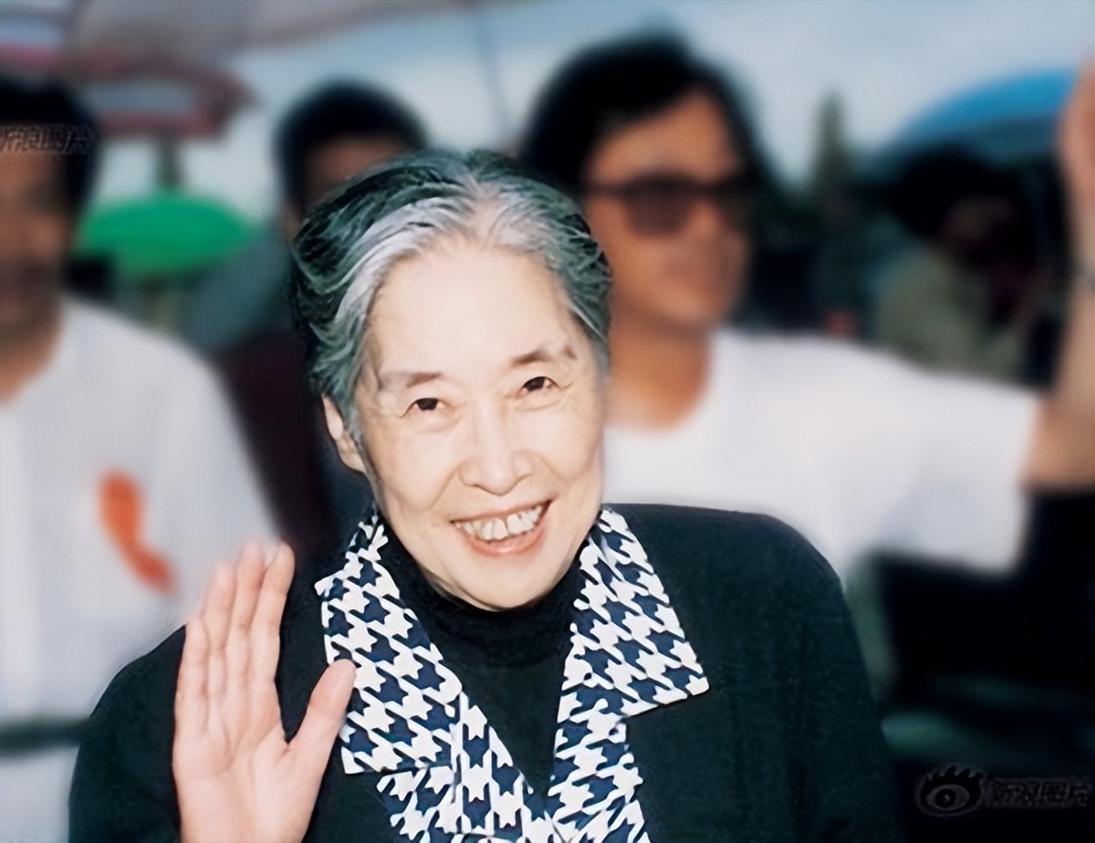 饰演伟人*少奇刘**的演员：王光美把*少奇刘**同志穿过的衣服送给了他