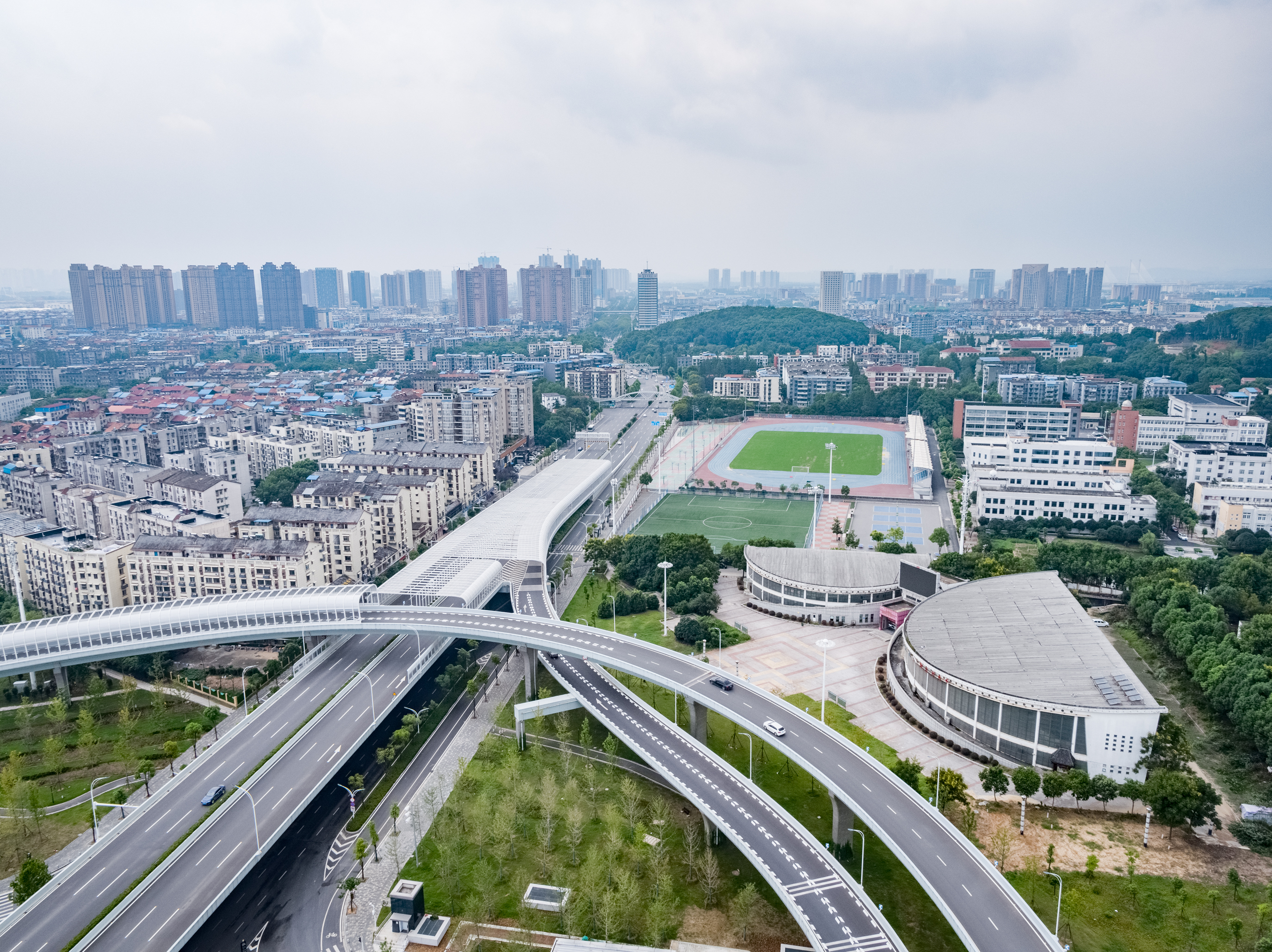 坚持城市管理提升城市市容,坚持精致城市建设理念