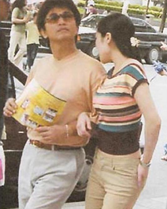 儿子出道一天被退圈再退圈，忆星爸当年同时劈腿四女，真是好轮回