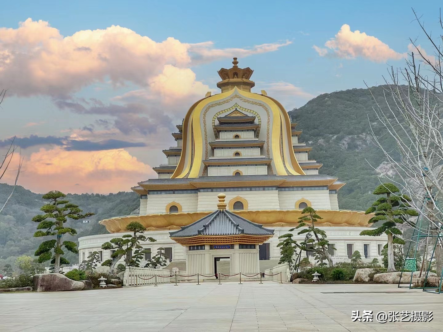 悬挂五星红旗豪华邮轮招商伊敦号，穿过百年历史尘烟再次启航