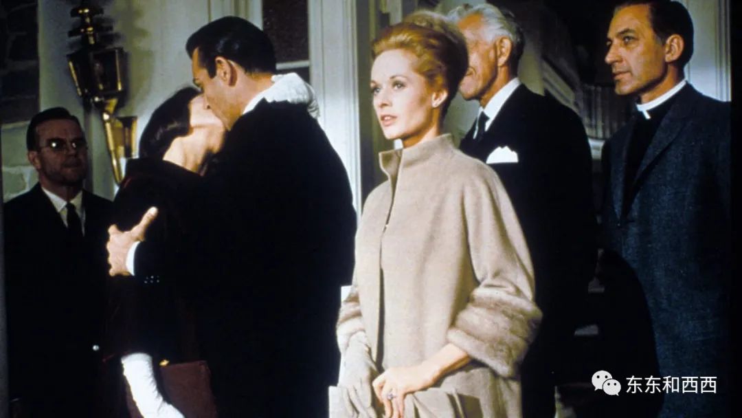 91岁养狮子走红毯拍奢侈品广告，这个优雅金发*物尤**太生猛了