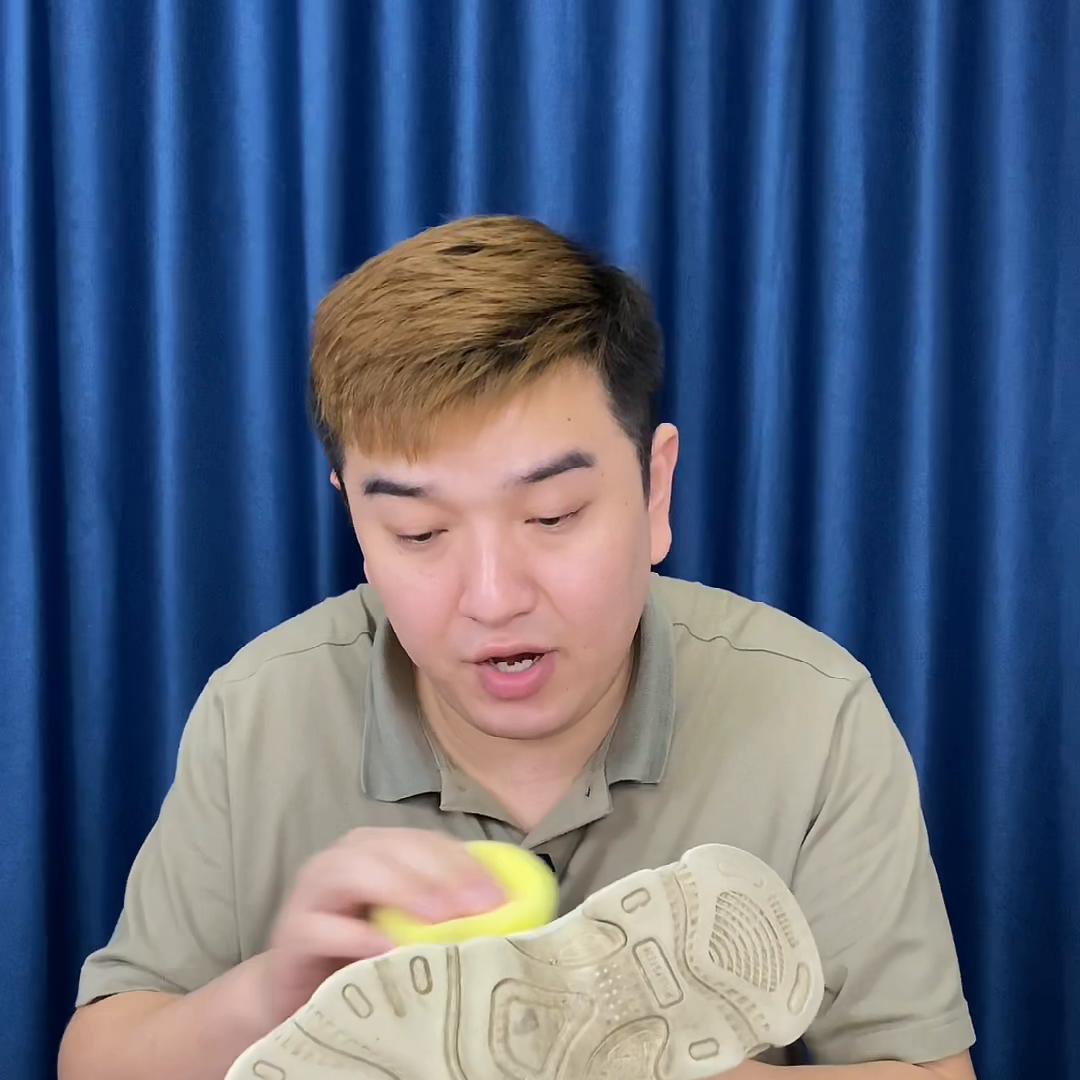 鞋亮白如新更干净,几分钟擦一双鞋