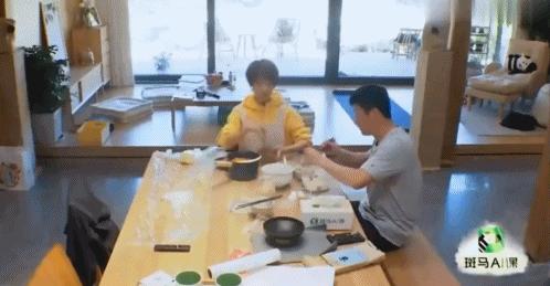 内娱“纯爱战狼”，土尬示爱却另类出圈？网友：真夫妻就是放得开