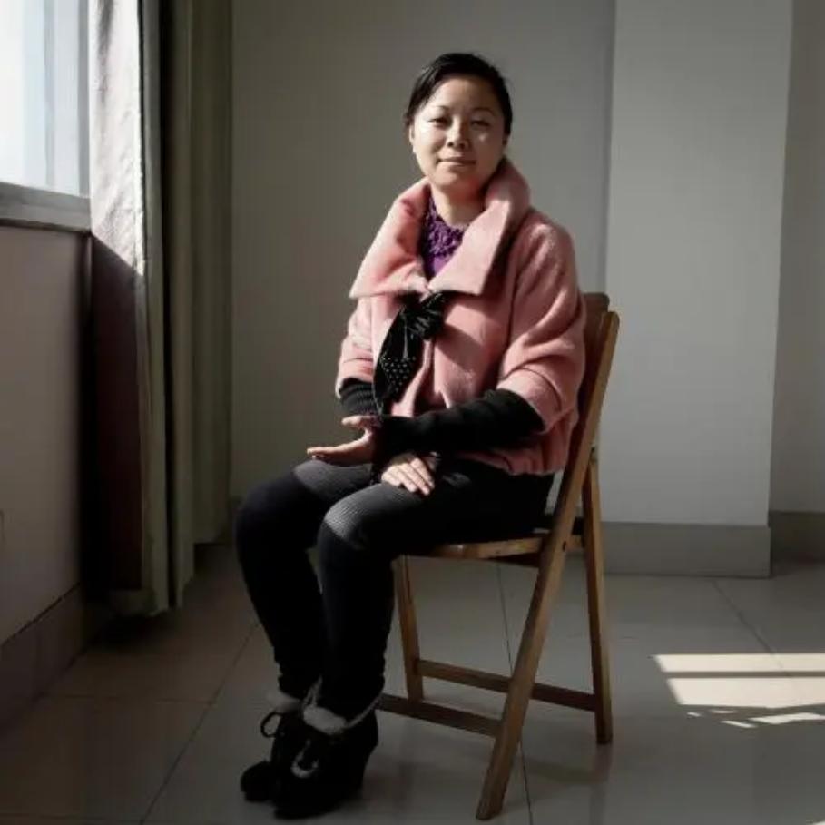 8人用被子接住坠楼女孩视频,小孩坠楼女子徒手接住