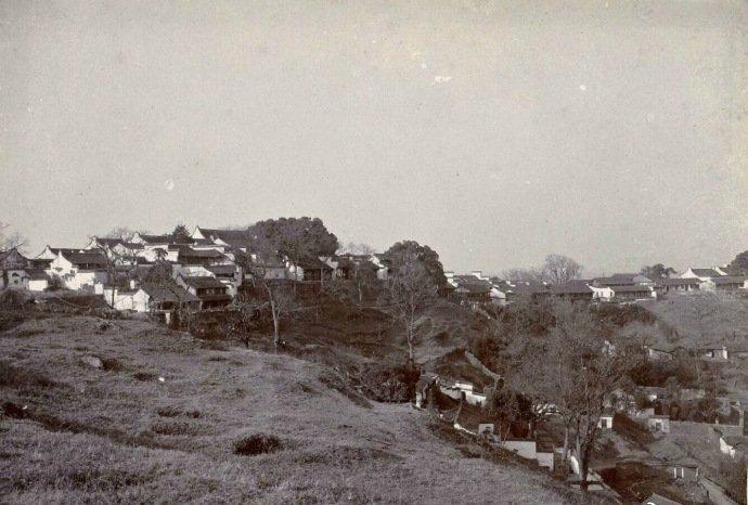 女子穿日军军服拍照被抓,女子身着日本侵华军装露脸