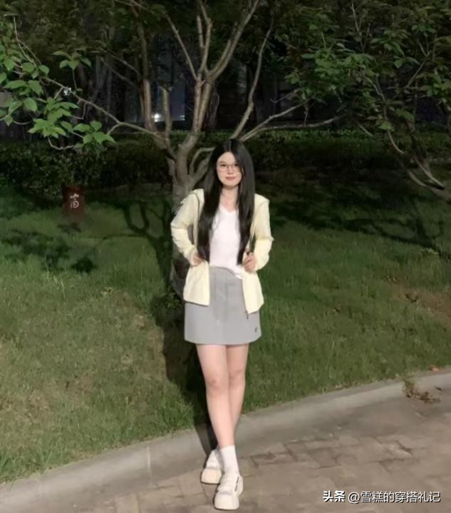 蓝色防晒衫搭配蓝色牛仔短裙,牛仔半身短裙蓝色防晒衫