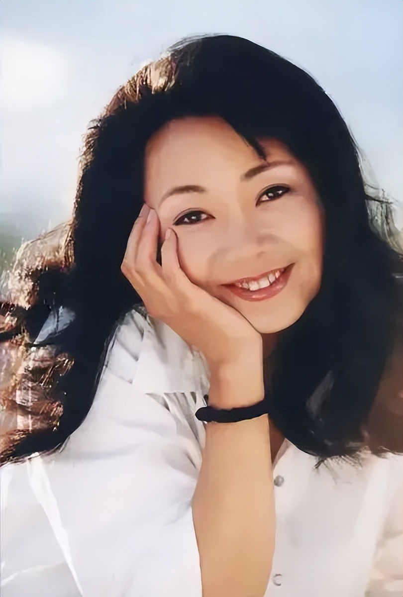 她是《人世间》里的周母，也是“一代视后”，为8块钱下嫁初恋，婚后丈夫变化惊人：54岁活成这样，值吗？