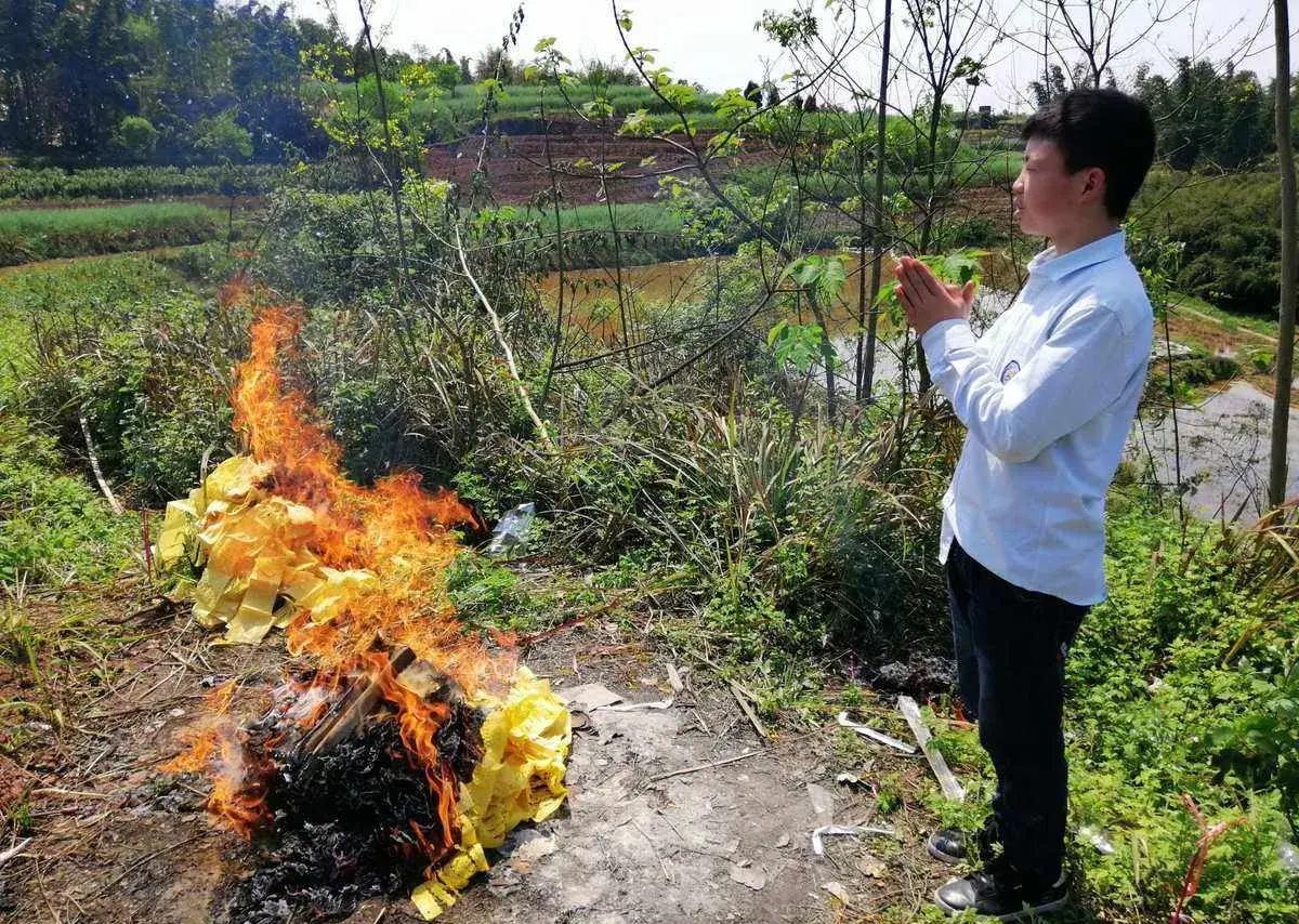 一年有不上二次坟的说法吗,一年不上二次坟有讲究