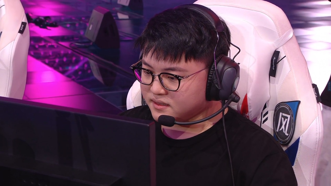 uzi最强ad总决赛,uzi三件套一带四逆风翻盘