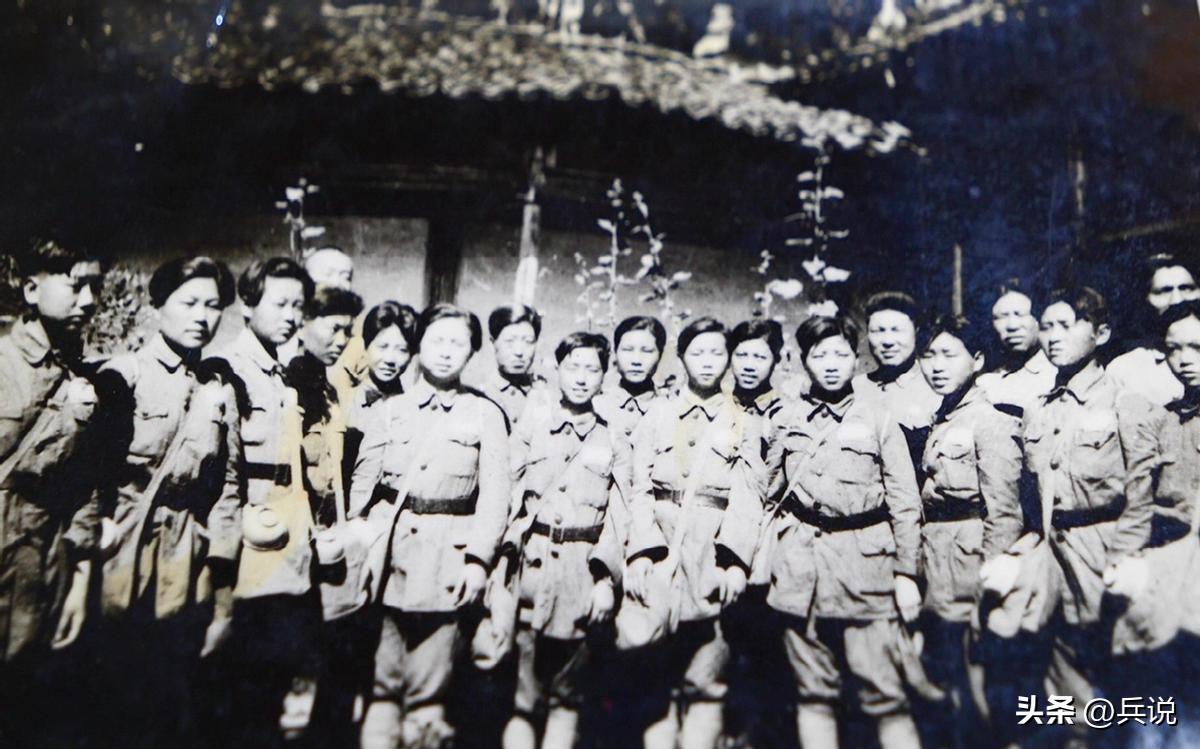 新四军女兵如厕，被大叔摁到被窝：从现在起，你是我老婆