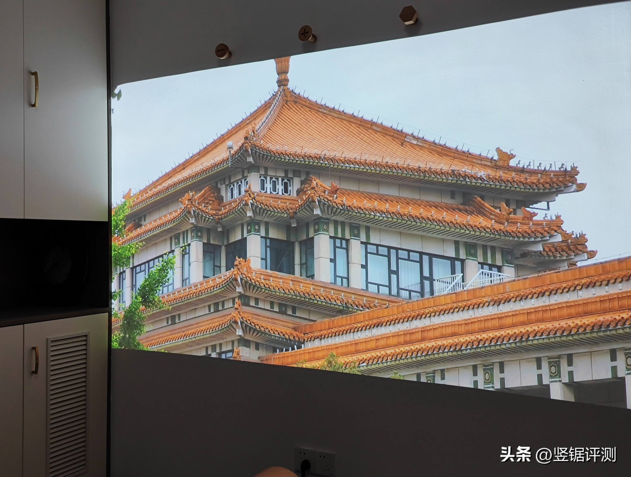 能将空墙变成“百英寸电视”？慧示全能投PLUSH3超短焦投影仪评测