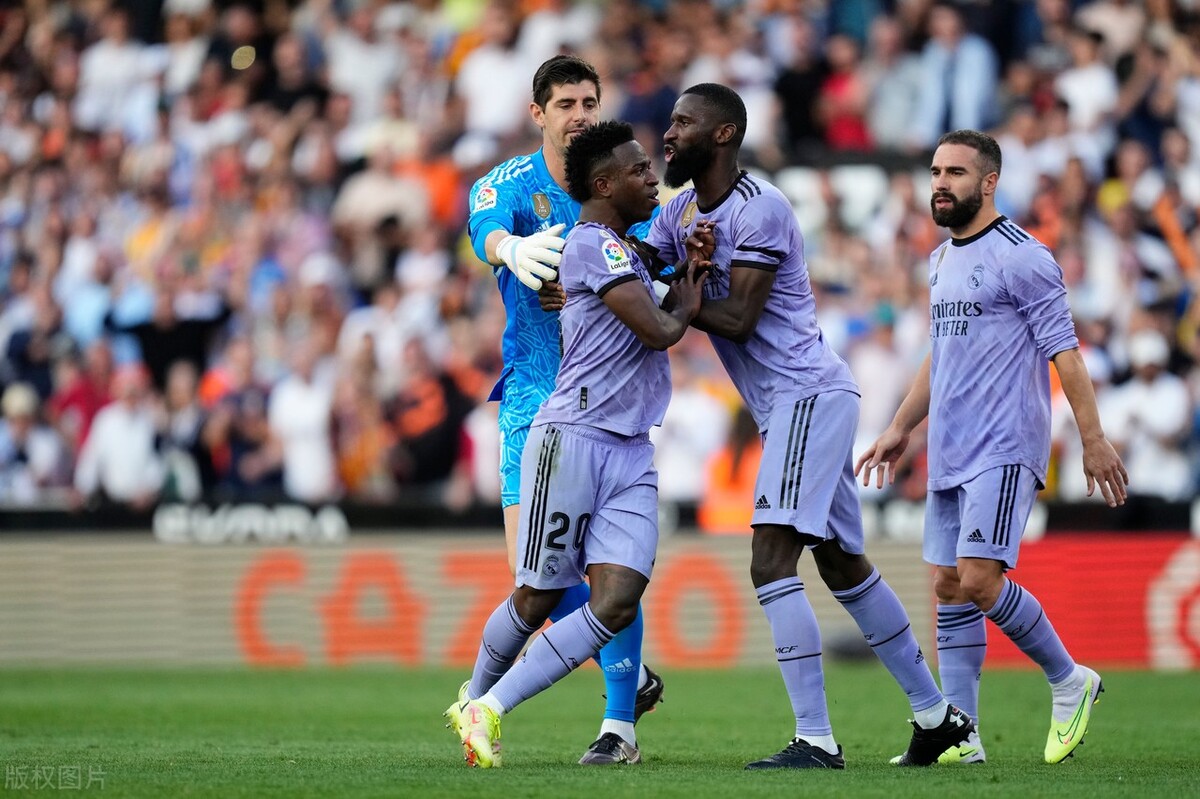 正当防卫？维尼修斯红牌被取消！杜罗：太糟糕了，他的确打了我