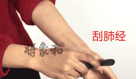 后背长了好多小米粒图片,夏天背上起了很多小米粒