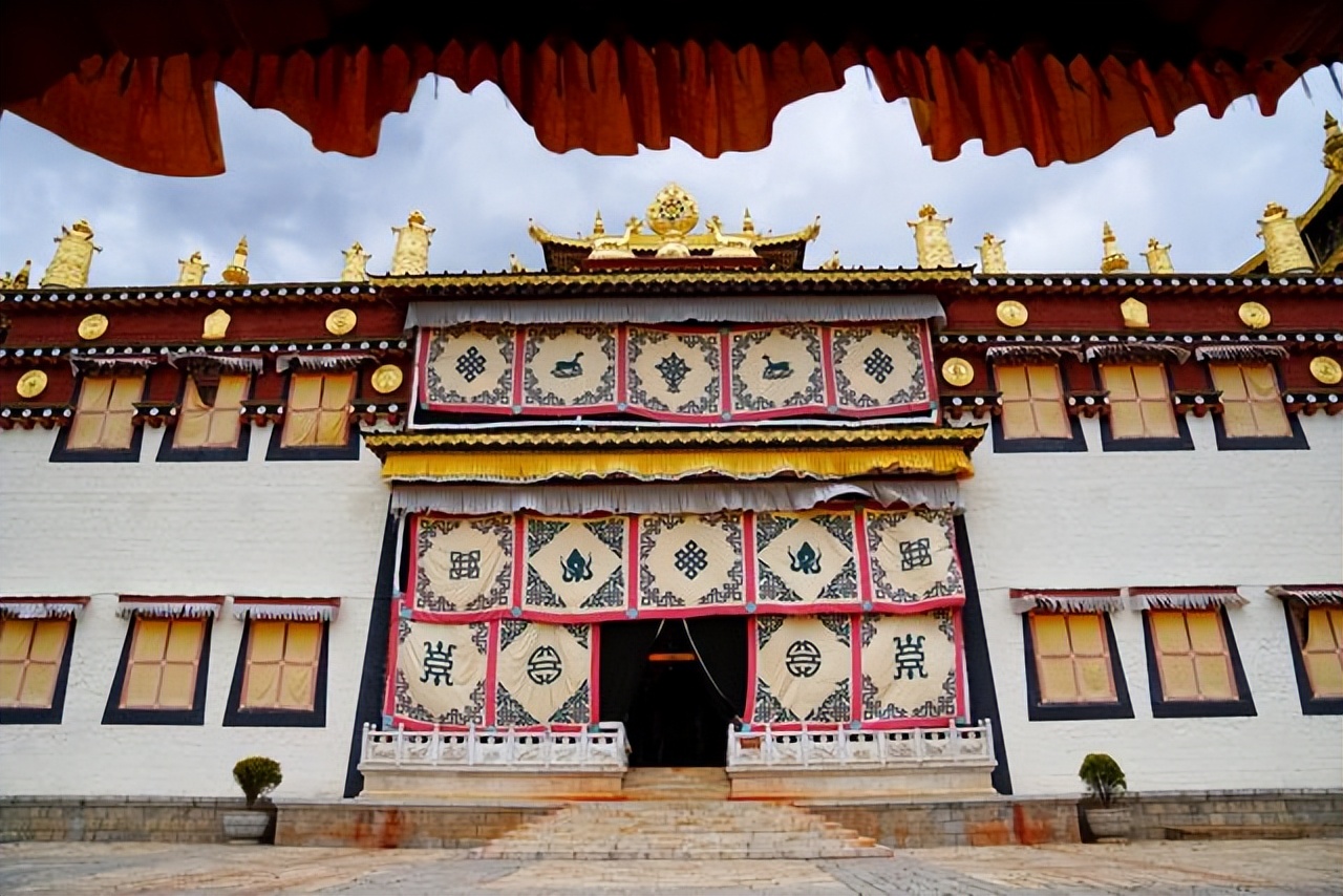 云南布达拉宫简介,云南小布达拉宫主要什么民族