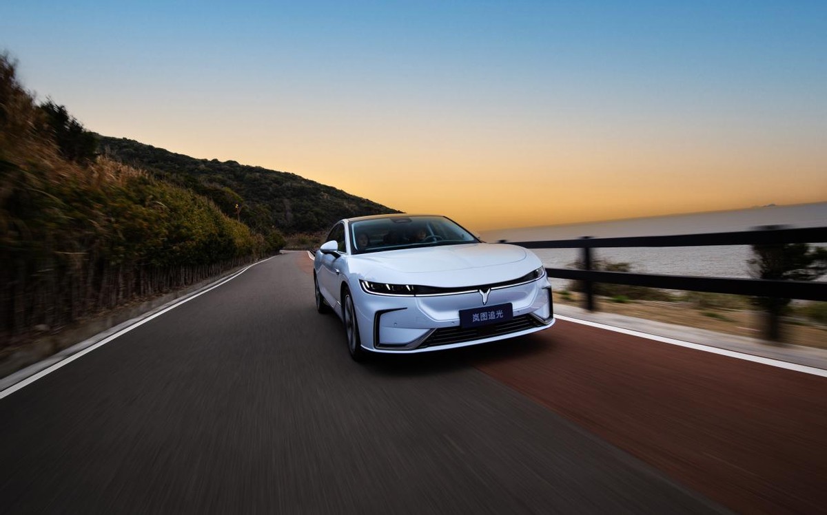 听说夏天和海边绝配？开着岚图追光，尽情享受盛夏浪漫和清凉