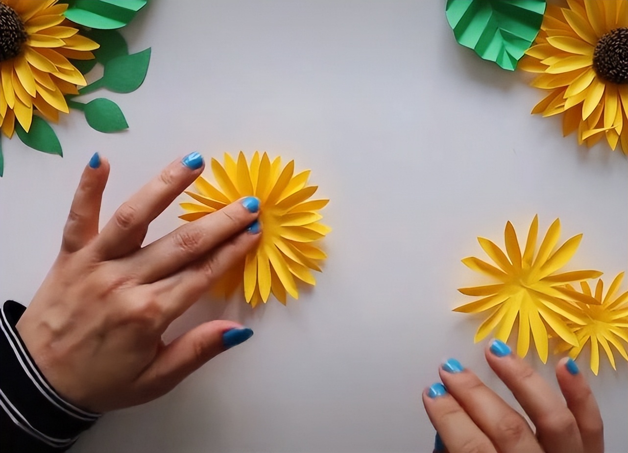 一款适合挂墙上的向日葵纸花