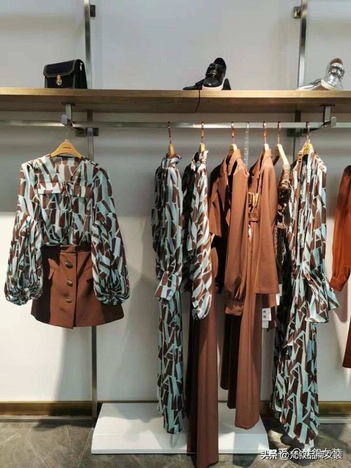 桦南县梵叙女装品牌集合店,梵叙女装全国连锁门店线下同步