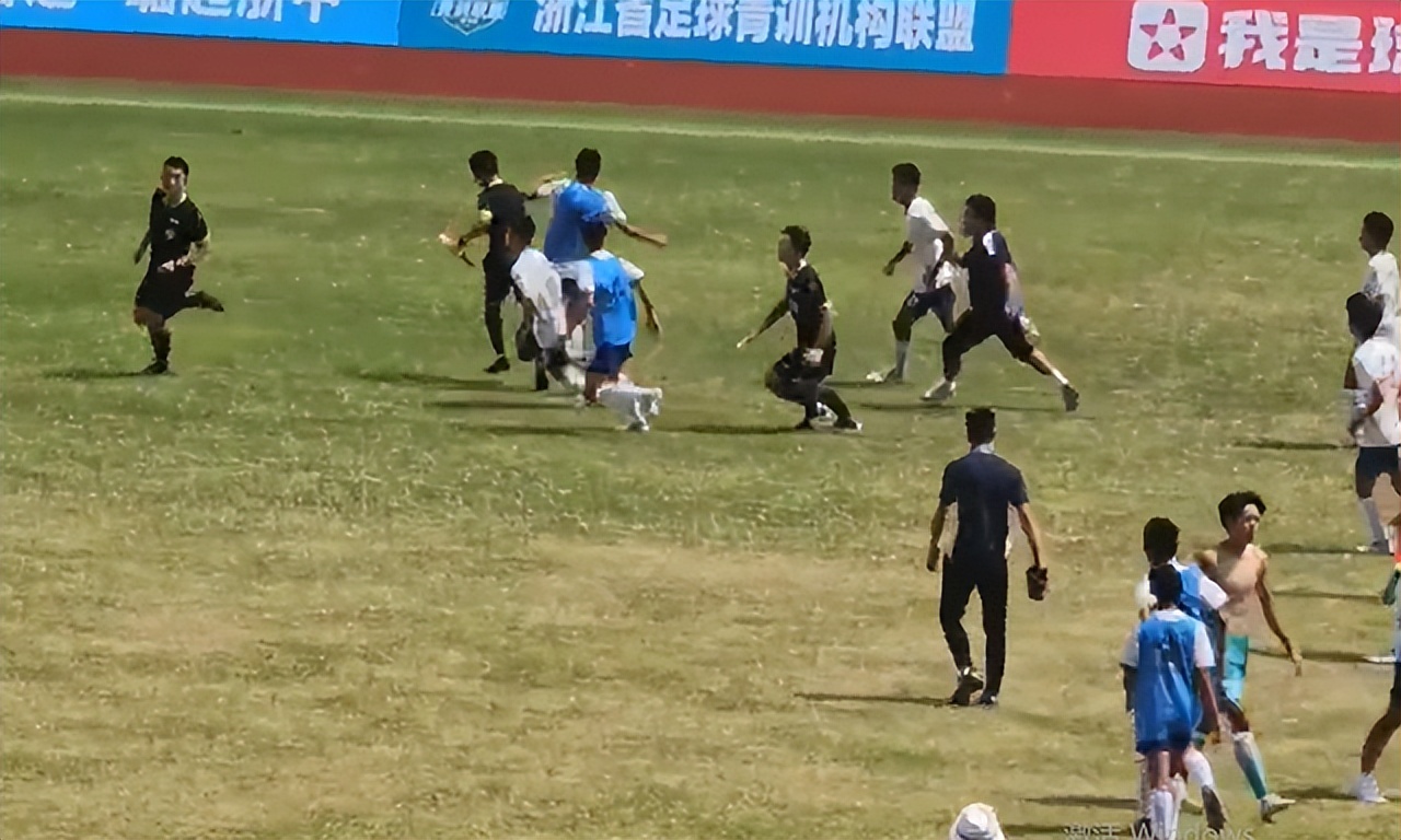 下跪道歉受罚被打,运动员遭不公平待遇暴打裁判