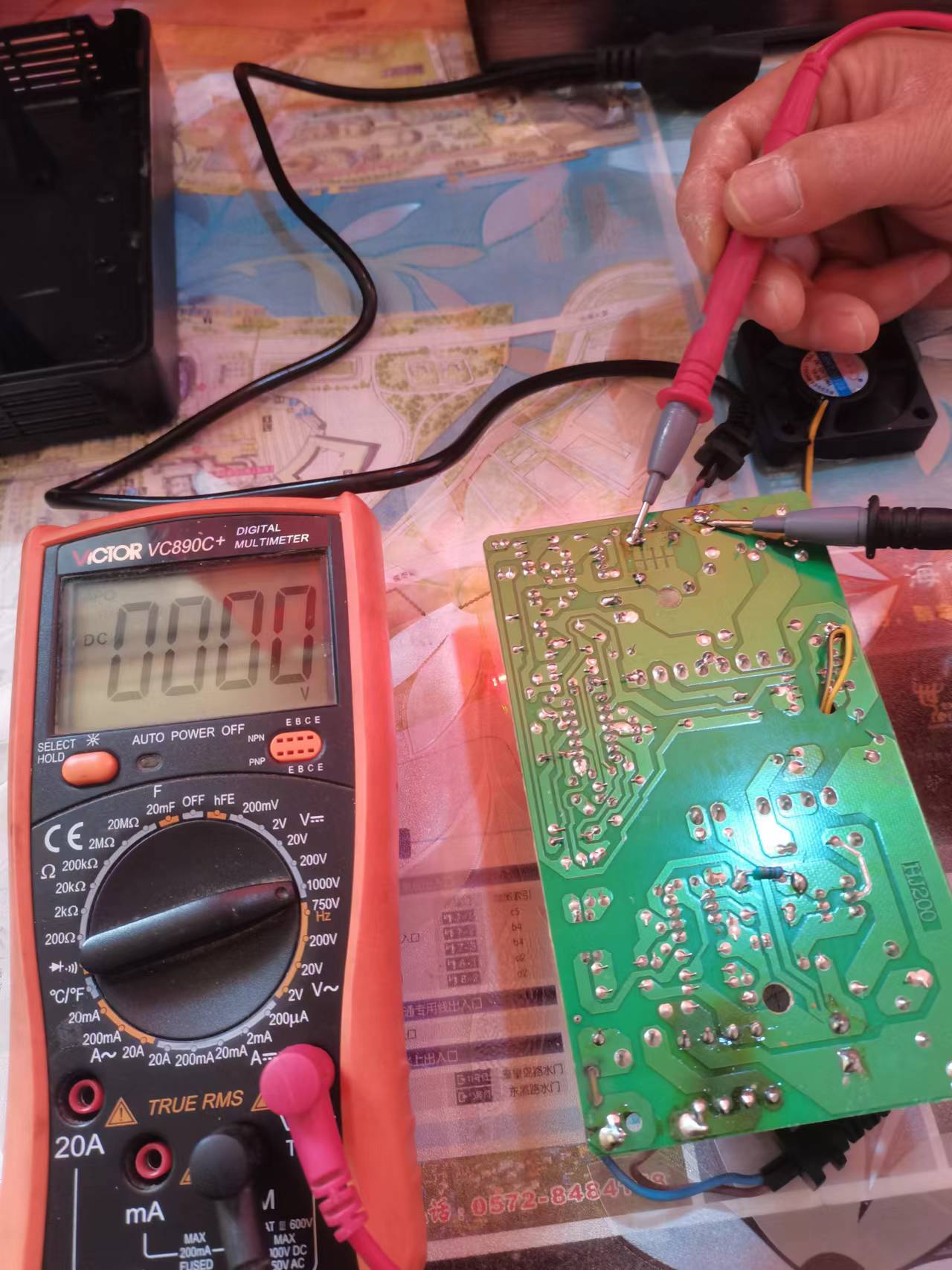 充电器红灯一闪一闪修复电池,电瓶车充电器亮绿灯不充电咋修复