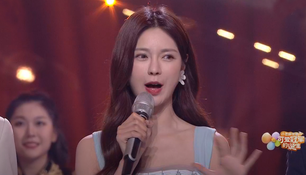 芒果电商晚会：6人主持团抢眼，4小花同台比美，何炅接班人被替代