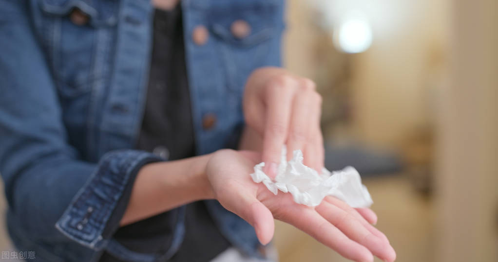 男生额头鼻头出汗,额头出汗手心脚心热怎么回事