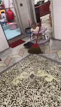 妹子的皮裤穿的真紧，有人知道妹子皮裤上的包怎么回事么，哈哈