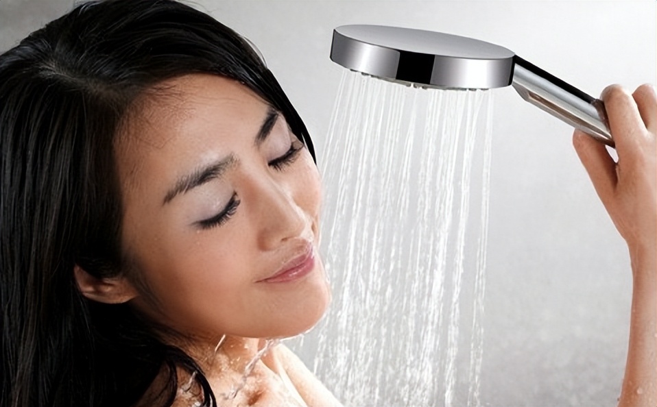 洗完澡脸上起红疙瘩痒是怎么回事,洗完澡之后全身痒一条一条的疙瘩