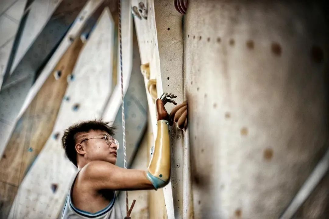 一个疯狂博士在背后安装了机械手,一位疯狂的博士用科技改变了世界