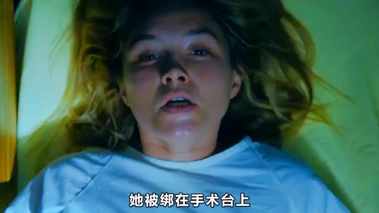 女子捏碎了一个鸡蛋,女人捏碎鸡蛋发现鸡蛋是空的