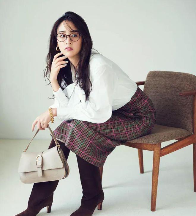 方形眼镜适合哪些穿搭,眼镜时尚搭配