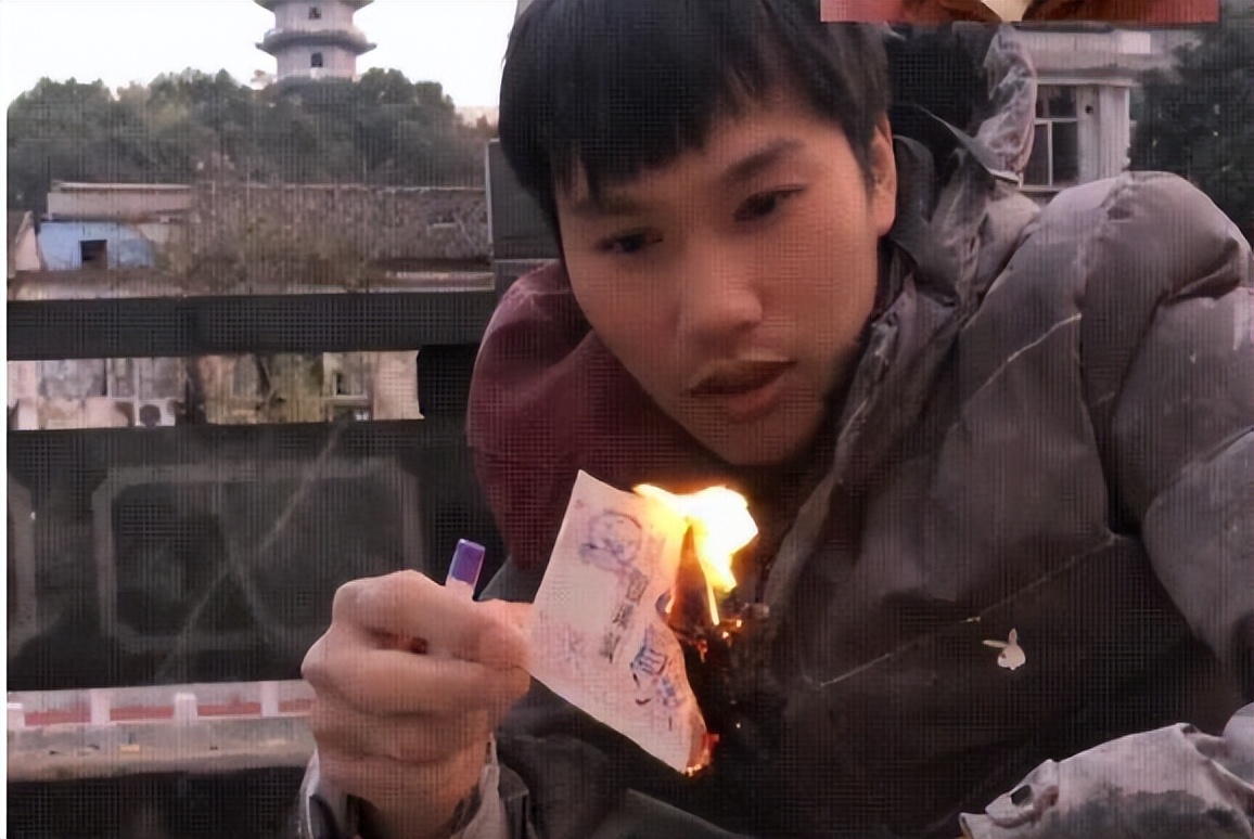 一位老人用手绘纸币买面,浙江老人手绘人民币买面条