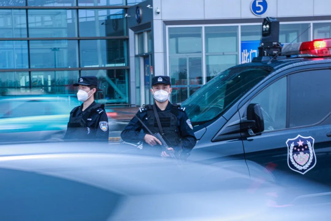 公安春节我在岗坚守岗位保平安,忠诚履职勇担当冒雨执勤保畅通