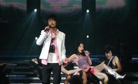 刘璇什么时候退役的 (体操冠军刘璇夺冠的艰难过程)