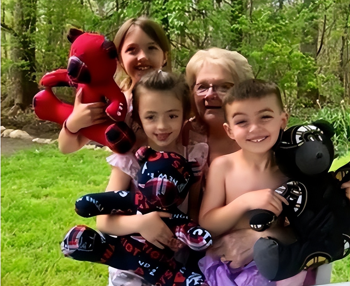 美国新冠病毒3年一共死了多少人,美国女子感染三次新冠肺炎现状