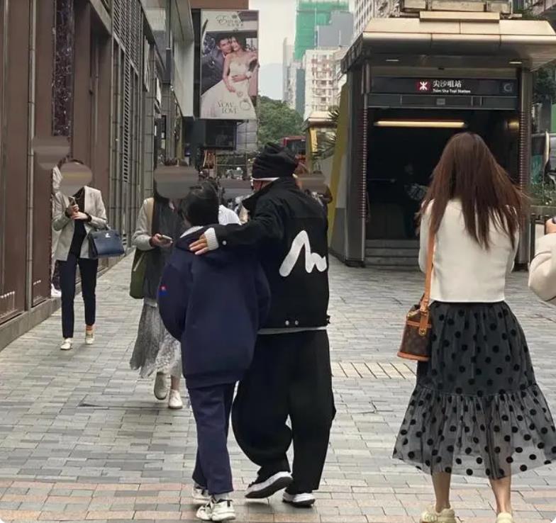 冯清陪同王宝强,王宝强与冯清近日情况