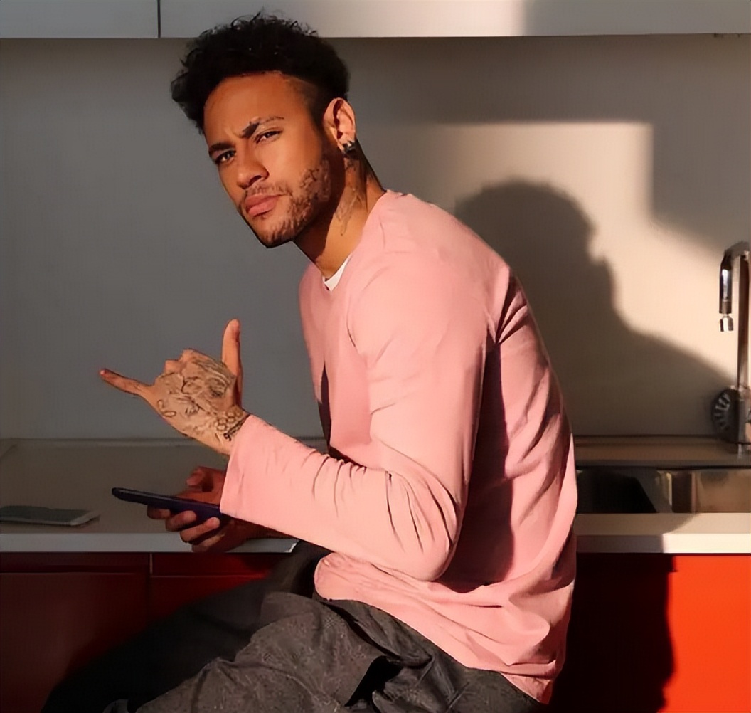 内马尔帅气下机场,内马尔帅气进场视频