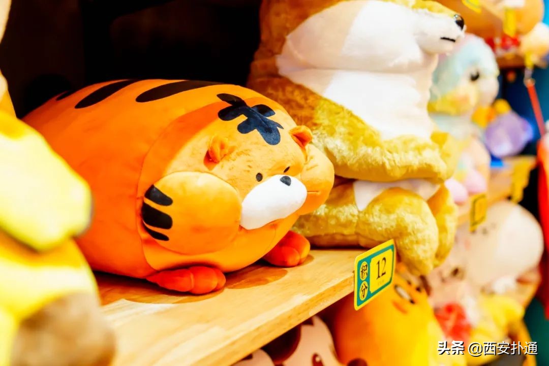 最近很火的夹娃娃机,夹娃娃机超大手办